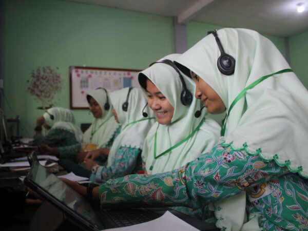 Muslimah bijak menggunakan media sosial dengan menjaga kehormatan diri, berkarya secara positif, dan menyebarkan manfaat sesuai nilai-nilai Islam di era digital.