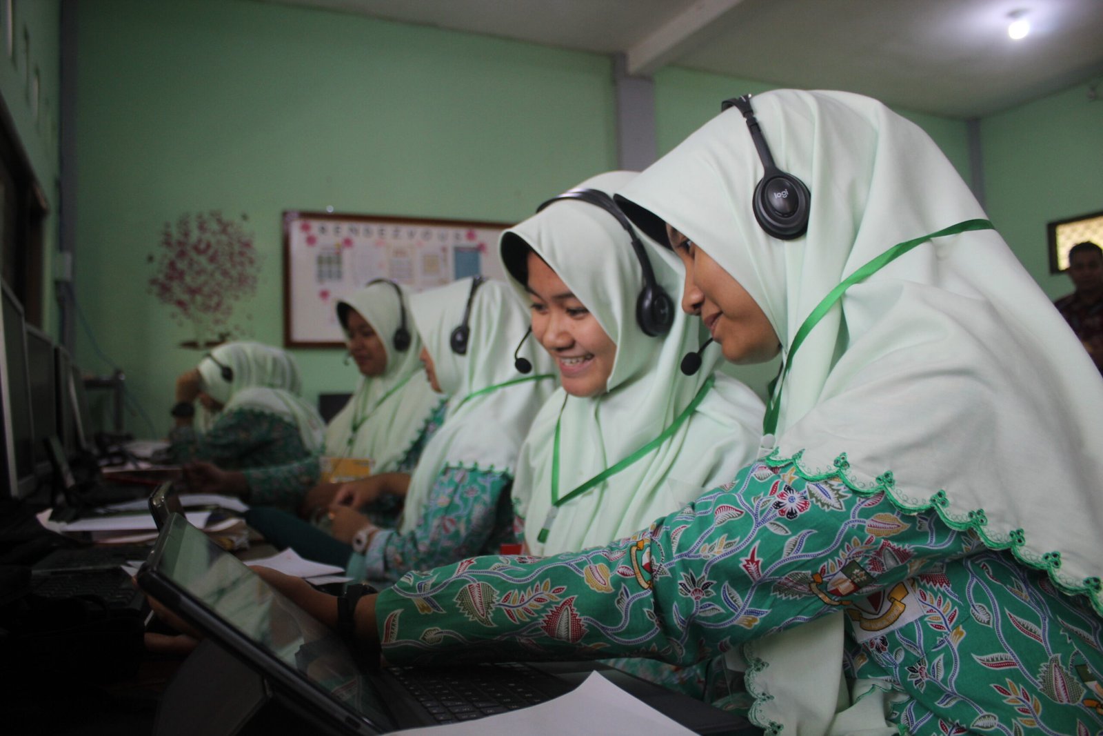 Muslimah bijak menggunakan media sosial dengan menjaga kehormatan diri, berkarya secara positif, dan menyebarkan manfaat sesuai nilai-nilai Islam di era digital.