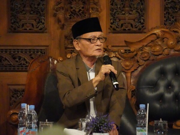 KH. D. Zawawi Imron bersama keluarga besar Pesantren Modern Al-Amanah dalam sarasehan sastra dan hikmah pernikahan Gus Ahmad Al-Halajji dan Ning Tasya.