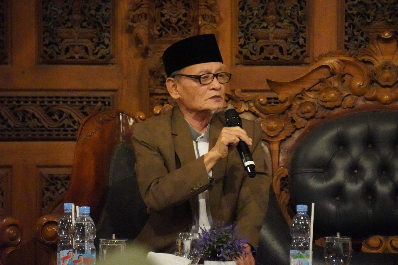 KH. D. Zawawi Imron bersama keluarga besar Pesantren Modern Al-Amanah dalam sarasehan sastra dan hikmah pernikahan Gus Ahmad Al-Halajji dan Ning Tasya.